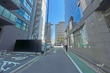 敷地西側の前面道路（北側から）