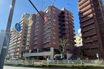 マンション新宿御苑の外観（北東側から）　