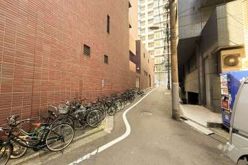 敷地の北側前面道路（東側から）