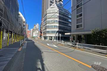 敷地西側の前面道路（南側から）