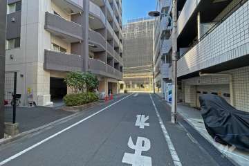 敷地北側の前面道路（東側から）