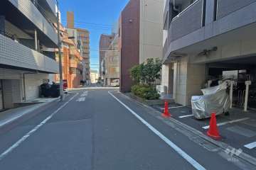 敷地北側の前面道路（西側から）