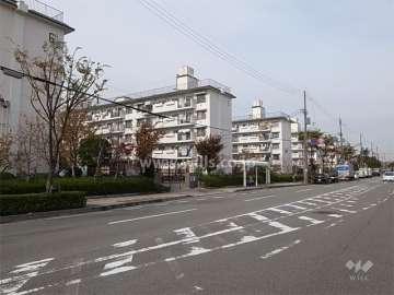 御園団地の全景。敷地東側は4車線の道路で、目の前にバス停があります。