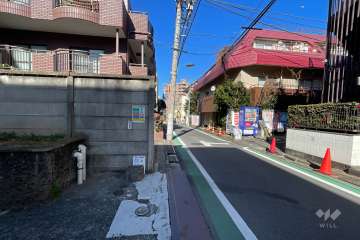 敷地東側側の前面道路（南側から）