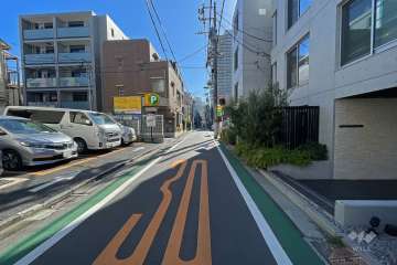敷地東側の前面道路（北側から）