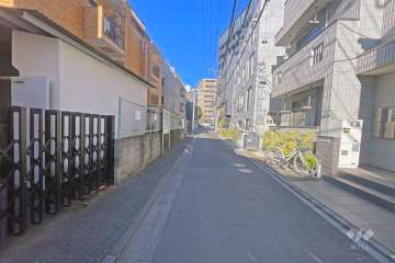 敷地の北側前面道路（東側から）