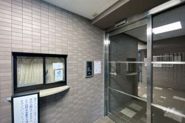 エントランスはオートロック付きです。