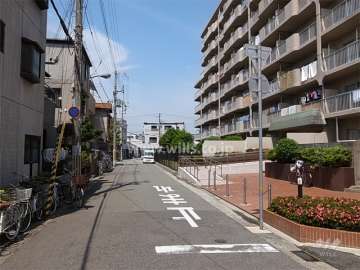 敷地南側の前面道路