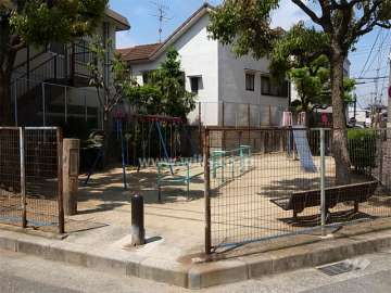 敷地南側には道を挟んで、小さな公園があります。