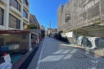 敷地東側の前面道路（北側から）