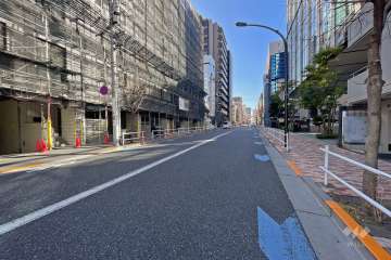 敷地西側の前面道路（北側から）