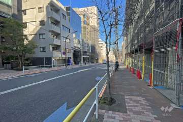 敷地西側は津の守坂に面しています。