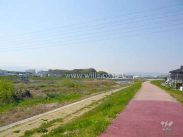 すぐ西側に広がる藻川河川敷