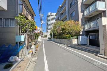 敷地西側の前面道路（南側から）