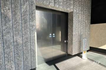 エントランスはオートロック付きです。