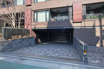 駐車場の出入り口（リングシャッター付き）