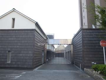 和風モダンなデザインの駐車場棟