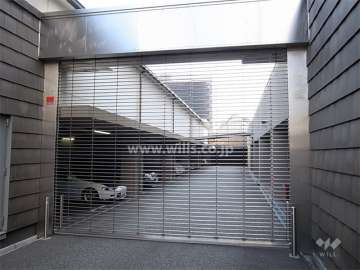 駐車場の入口にリングシャッターが設置されています。