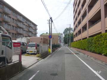 周辺は区画の整った静かな住宅地です。