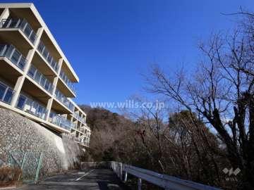 山林に面し、たいへん自然豊かな住環境です。