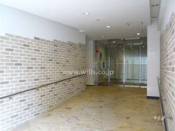 エントランスはオートロック付きです。