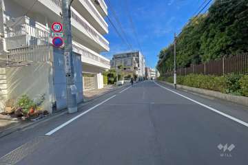 敷地の南側前面道路（西側から）
