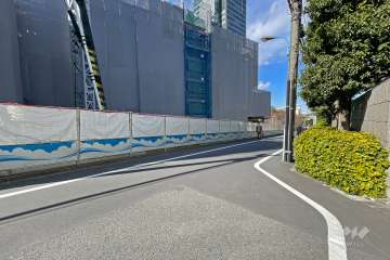 敷地の西側前面道路（南側から）