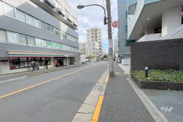 敷地南西側の前面道路（北西側から）