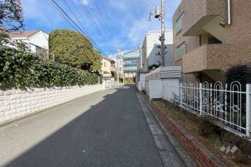 敷地西側の前面道路（南側から）
