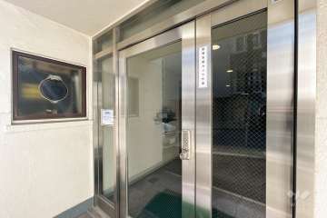 エントランスはオートロック付きです。