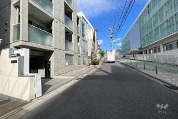 敷地の南側前面道路（西側から）