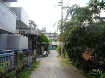 敷地北側の前面道路（東側から）
