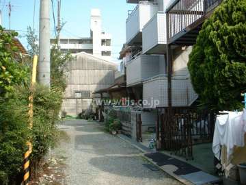 敷地北側の前面道路（西側から）
