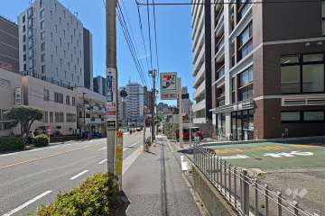 敷地南側前面道路は都道433号線です（東側から）。