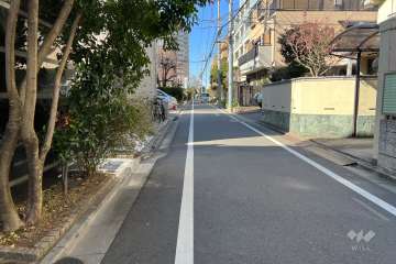 敷地の北東側前面道路（南東側から）