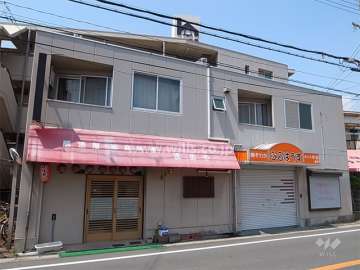 前面道路に面して店舗部分があります。