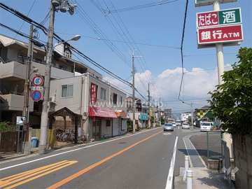 敷地東側の前面道路は二車線のバス通りです。