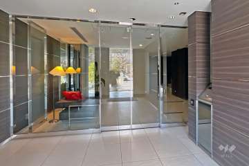 エントランスはオートロック付きです。