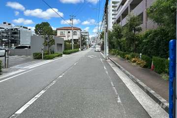 敷地西側の前面道路（南側から）
