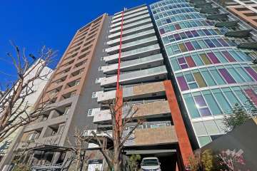 エステムプラザ市谷外濠公園の外観（南東側から）