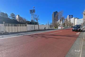 敷地の南側前面道路は外堀通りです（東側から）。
