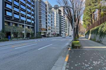 敷地北側は靖国通りに面しています。