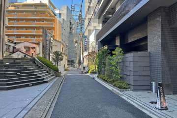敷地南側の前面道路（東側から）