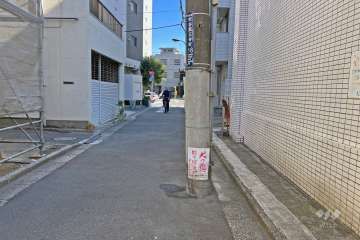 敷地の北東側前面道路（北西側から）