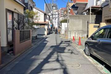 敷地西側の前面道路