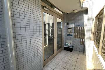 エントランスはオートロック付きです。