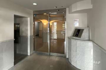 エントランスはオートロック付きです。