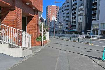 敷地の南東側前面道路（南西側から）