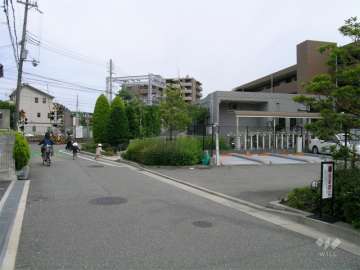 敷地の北東側には阪急今津沿線が走っています。