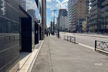 敷地北西側は都道319号（外苑東通り）に面しています。